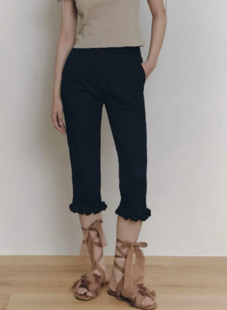 가니송 rose trim capri pants